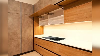 Как чистить кухонные шкафы и сохранять их великолепный вид