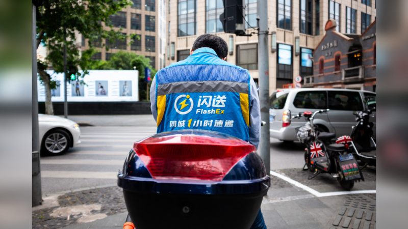 Для бесчисленного множества молодых выпускников доставка еды стала последней надеждой в экономике, искажённой политикой коммунистического Китая, и многие из них убеждены, что страну уже не спасти. (Joseph GTK via Shutterstock) | Epoch Times Россия