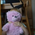 Плюшевый медведь с ИИ снят с продажи из-за разговоров с детьми о наркотиках и сексе