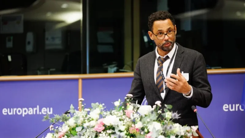 Уэйн Джордаш, президент Global Rights Compliance, выступает на пятом ежегодном саммите Межпарламентского альянса по Китаю в Брюсселе 7 ноября 2025 года. (Courtesy of IPAC) | Epoch Times Россия