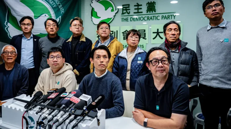 Ло Кин-хей (C), председатель Демократической партии Гонконга (ДП), на пресс-конференции в штаб-квартире партии в Гонконге, 14 декабря 2025 года. (Leung Man Hei/AFP via Getty Images) | Epoch Times Россия