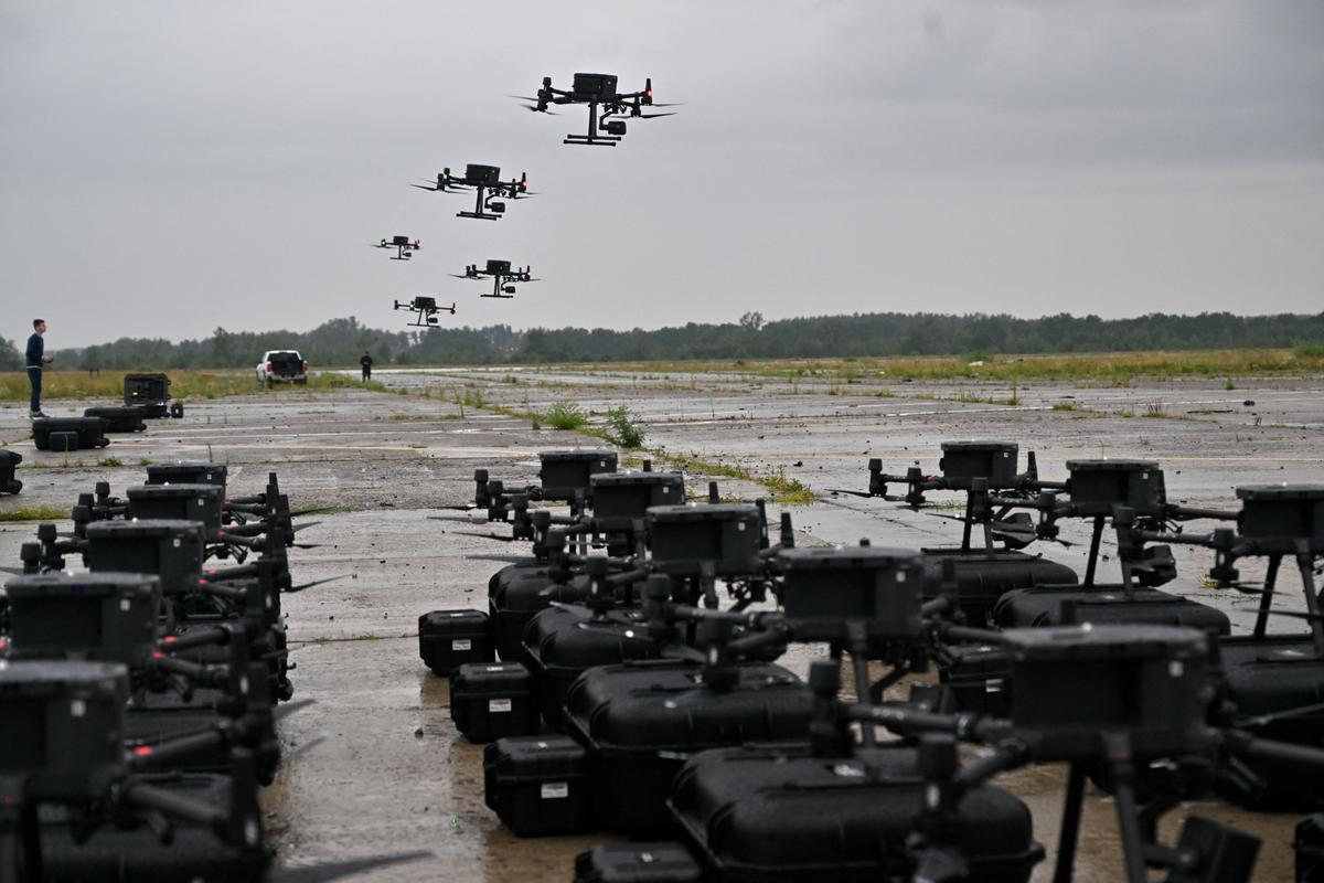 Разведывательные дроны DJI Matrice 300 во время тестовых полётов перед отправкой на передовую в Киевской области, 2 августа 2022 года. (Sergei Supinsky/AFP via Getty Images)