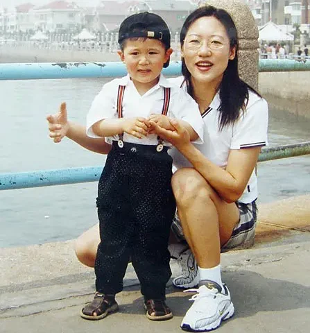 Чжан Ванься и её сын в Китае летом 2003 года. (Courtesy of Zhang Wanxia)