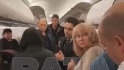 40 россиян отказались покинуть самолёт в степи Казахстана (видео)