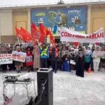 Иркутяне вышли на митинг против сплошной вырубки лесов вокруг Байкала