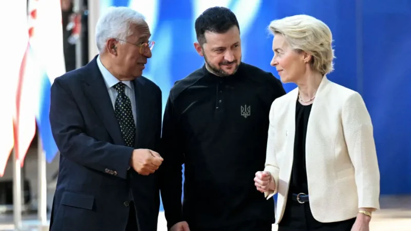 ЕС выделит Украине $105 млрд без использования замороженных российских активов Председатель Европейского совета Антонио Коста (слева) и председатель Европейской комиссии Урсула фон дер Ляйен (справа) приветствуют президента Украины Владимира Зеленского на заседании Специального Европейского совета в Брюсселе 6 марта 2025 года. (Nicolas Tucat/AFP via Getty Images)