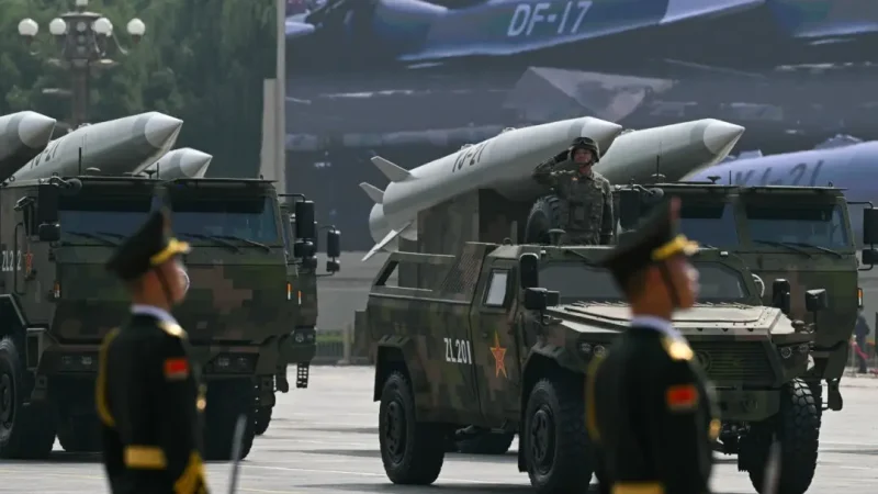 Гиперзвуковые противокорабельные баллистические ракеты YJ-21 во время военного парада в честь окончания Второй мировой войны на площади Тяньаньмэнь в Пекине, 3 сентября 2025 года. (Greg Baker/AFP via Getty Images)