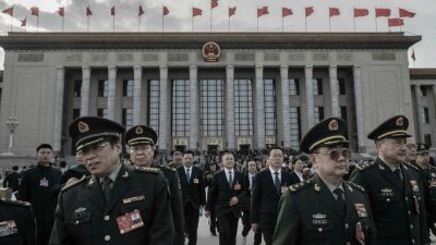 Военные и другие делегаты покидают церемонию открытия Всекитайского комитета Народного политического консультативного совета Китая в Доме народных собраний в Пекине, 4 марта 2025 года. (Kevin Frayer/Getty Images)