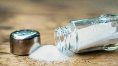 Риски для здоровья, связанные с низким употреблением соли, и как правильно использовать соль