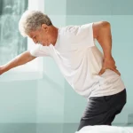 Два простых упражнения для укрепления костей и улучшения состояния при остеопорозе