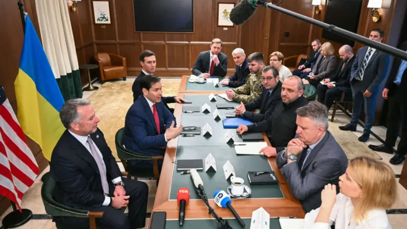 Марко Рубио (в центре слева) в сопровождении Стива Уиткоффа и Джареда Кушнера выступает на встрече с украинскими официальными лицами во главе с Рустемом Умеровым (в центре справа) в Халландейл-Бич, штат Флорида, 30 ноября 2025 года. (Chandan Khanna/AFP via Getty Images) | Epoch Times Россия