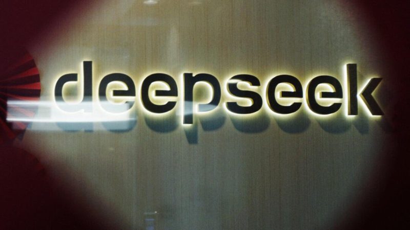 Логотип DeepSeek в офисе китайского стартапа в области искусственного интеллекта DeepSeek в Ханчжоу, провинция Чжэцзян на востоке Китая, 5 февраля 2025 года. (STR/AFP via Getty Images) | Epoch Times Россия