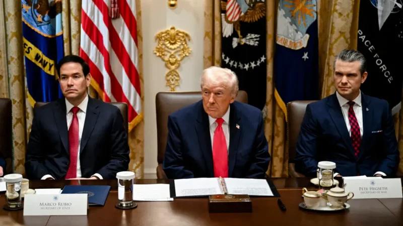 Дональд Трамп вместе с госсекретарём Марко Рубио (слева) и военным министром Питом Хегсетом (справа) проводят заседание кабинета министров в зале заседаний Белого дома 2 декабря 2025 года. (Andrew Caballero-Reynolds/AFP via Getty Images) | Epoch Times Россия
