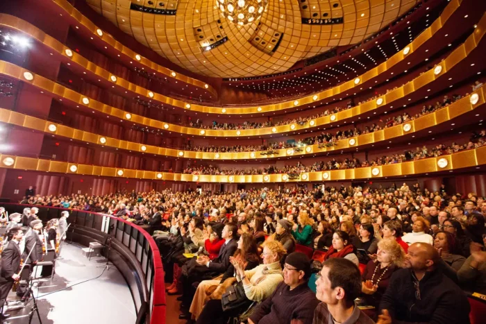 Зрители смотрят представление Shen Yun Performing Arts в Линкольн-центре в Нью-Йорке 14 января 2016 года. (Larry Dye/The Epoch Times)