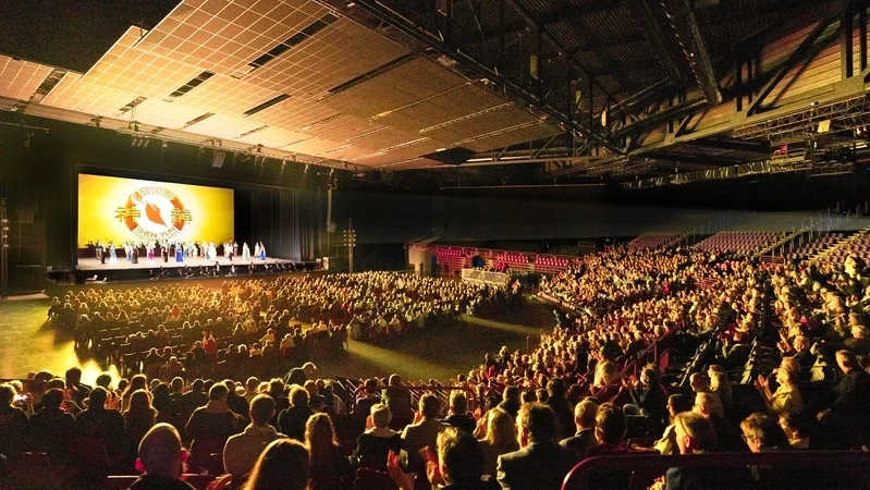 170 городов на 5 континентах: Shen Yun начал мировые гастроли 2026 года под восторженные отзывы зрителей Завершающий поклон артистов Shen Yun Performing Arts в Galaxie Amnéville в Амневиле, Франция, 18 декабря 2025 года. (Zhang Yue/The Epoch Times)