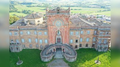 Этот итальянский замок XVII века располагает 365 комнатами и отличается уникальным дизайном