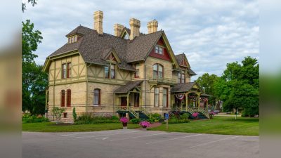 Hearthstone — исключительный образец жилой архитектуры в стиле королевы Анны, который отличается асимметричным дизайном, крутой двускатной крышей и обходной верандой. (MBP Photography/Courtesy of Hearthston Historic House Museum)