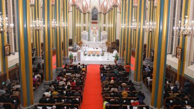 Компартия Китая ужесточает контроль над католическим духовенством, отбирая у них паспорта