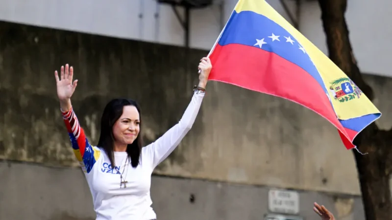 Трамп встретится с лидером венесуэльской оппозиции Мачадо Лидер венесуэльской оппозиции Мария Корина Мачадо размахивает национальным флагом во время акции протеста, организованной оппозицией накануне инаугурации президента, в Каракасе, Венесуэла, 9 января 2025 года. (Juan Barreto/AFP via Getty Images) | Epoch Times Россия