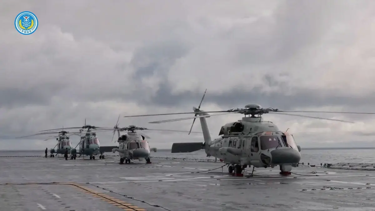 Вертолёты на десантном корабле участвуют в военных учениях в водах к юго-востоку от Тайваня. Скриншот из видео, опубликованного Командованием Восточного театра военных действий НОАК 29 декабря 2025 года. (Eastern Theater Command/Handout via Reuters)