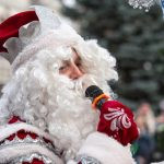 Малыши пытались льдом спасти Деда Мороза от «таяния» на утреннике