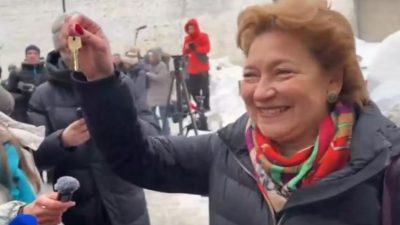 «Ключи как трофей»: Адвокат Лурье продемонстрировала символ победы в борьбе за квартиру Долиной (видео)