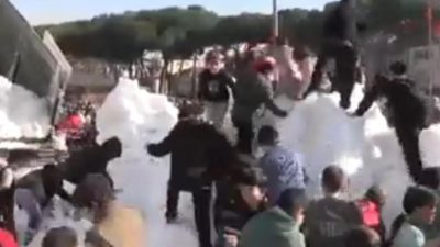 Власти турецкого города подарили детям снег на зимние каникулы (видео)