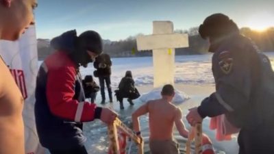 Миллионы россиян окунулись в святую воду на Крещение (видео)