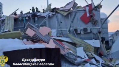 Обрушение ТЦ в Новосибирске: спасатели извлекают пострадавших из-под обломков (видео)