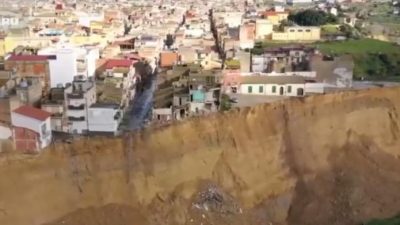 Город на Сицилии сползает в пропасть из-за гигантского оползня (видео)