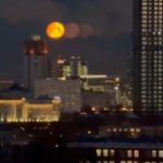 В морозную ночь над Москвой засияли три Луны (видео)