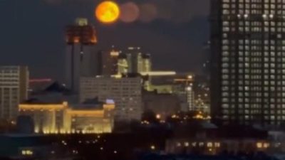 В морозную ночь над Москвой засияли три Луны (видео)