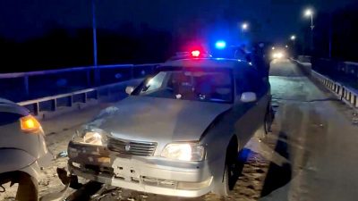 В Биробиджане машина с мешком наркотиков врезалась в автомобиль ДПС