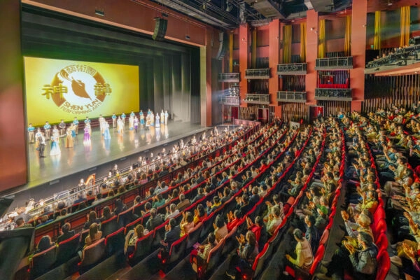 «Танец с божественным»: зрители в Тайбэе высоко оценили выступление Shen Yun Завершение спектакля театральной труппы Shen Yun Performing Arts в Большом зале Тайваньского центра традиционного театра в Тайбэе 30 декабря 2025 года.
(Song Bilong/The Epoch Times)