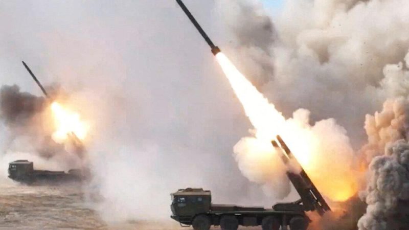 Китайские учения с боевой стрельбой к югу от Тайваня. Скриншот из видео, опубликованного Командованием Восточного театра НОАК 30 декабря 2025 года. (Eastern Theatre Command/Handout via Reuters)