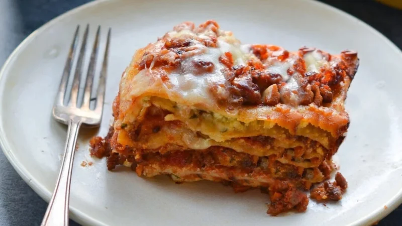 Классическая домашняя лазанья: рецепт Сытная и вкусная классическая лазанья воплощает в себе всё, что вы ожидаете от домашнего итальянского блюда. (Jennifer Segal)