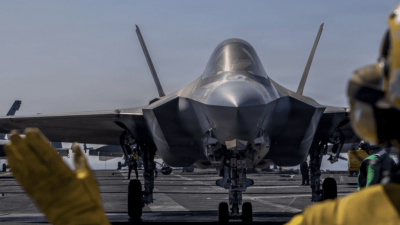 Истребитель 5-го поколения F-35C морской пехоты США готовится к взлёту с палубы авианосца вблизи Ирана.