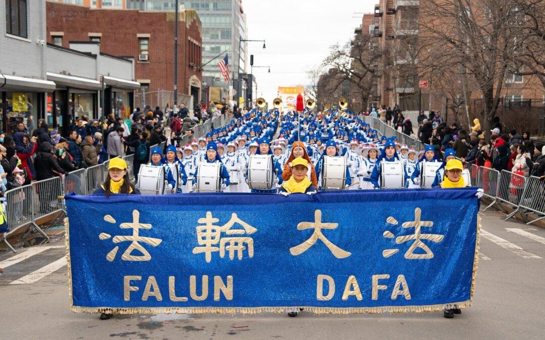Шествие последователей Фалуньгун с синим баннером «Falun Dafa» на параде в Нью-Йорке.