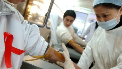 Всё больше китайцев продают кровь, чтобы выжить