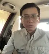 Портрет мужчины в очках и светлой рубашке, идентифицированного как бывший китайский разведчик Эрик.