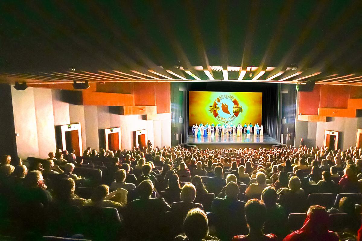 Зрительный зал во время выступления танцевального коллектива Shen Yun в Голд-Косте.