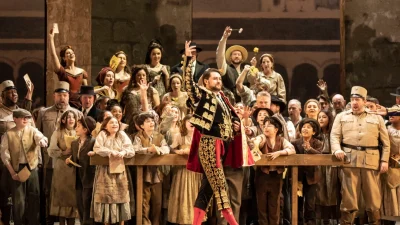 Эскамильо (бас-баритон Андрей Кимач) и его коллеги исполняют арию тореадора из оперы «Кармен». Скрипач Пабло де Сарасате написал фантазию по мотивам оперы.