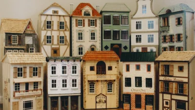 Отставной моряк делает красивые кукольные домики для нуждающихся детей