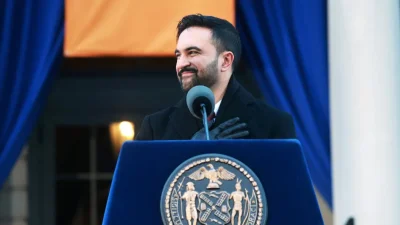 Мэр Нью-Йорка призывает законодателей штата повысить налоги для богатых и корпораций