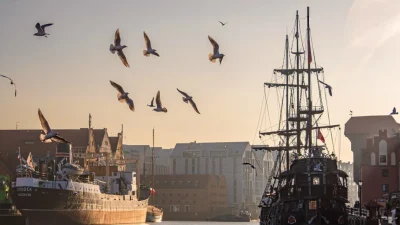 Атмосфера портового города: крики чаек и мачты старинных парусников в сердце Гданьска.