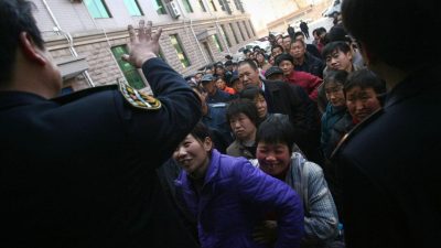 Рабочие по всему Китаю требуют выплаты зарплаты