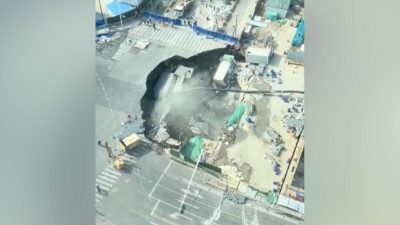 На дороге во время строительства линии метро в Шанхае образовалась большая воронка. Кадр из видео, опубликованного 12 февраля 2026 года.