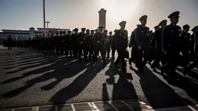 Шествие китайских военных офицеров в форме на площади перед Домом народных собраний в Пекине.