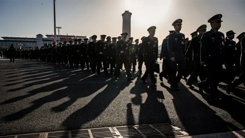 ЦРУ вербует китайских военных после чисток Си Цзиньпина Шествие китайских военных офицеров в форме на площади перед Домом народных собраний в Пекине.