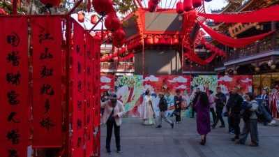 Красные фонари и праздничное убранство в саду Юйюань в Шанхае во время празднования китайского Нового года 2026.